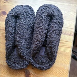 NWOT SKIMS teddy cozy Sherpa thong slippers in Espresso size 38